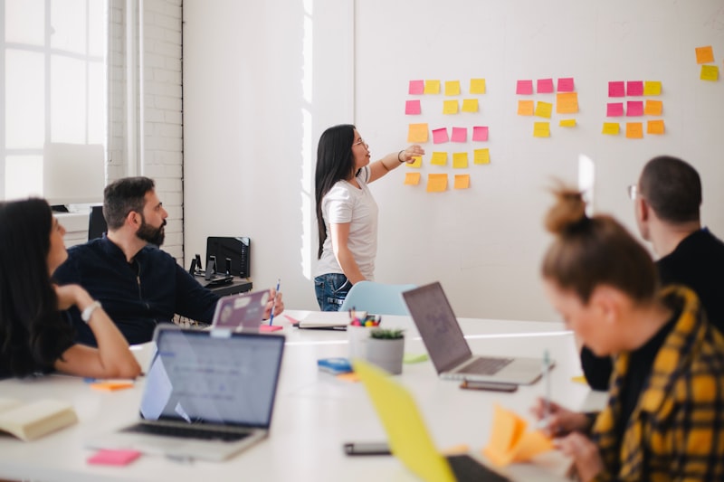 Reunión de consultoría de recursos humanos en oficina moderna